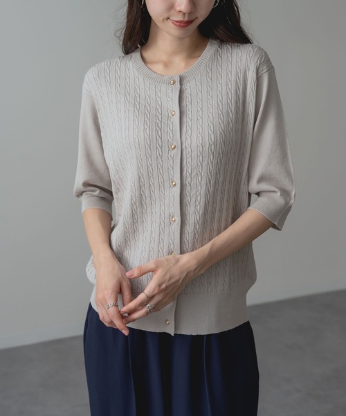 ANNA LUNA(アンナルナ)の「【ANNA LUNA】 季節の変わり目にも活躍する ミニケーブル 5分袖 カーディガン(ニット/セーター・レディース・ネイビー/グレイッシュベージュ/レッド・MEDIUM)」の2枚目の写真
