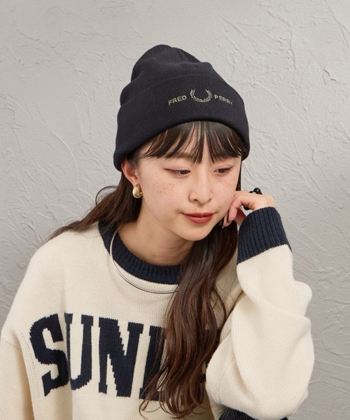 FRED PERRY（フレッドペリー）の「【WEB先行予約】[FRED PERRY/フレッドペリー] グラフィックロゴ刺繍 ニットビーニー（ニットキャップ/ビーニー・レディース・オフホワイト/ブラック・ONE SIZE）」の2枚目の写真