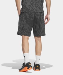 テック エッセンシャルズ クール タッチ レギュラーフィット カモ AOP 9インチ ショーツ / ハーフパンツ / アディダス adidas