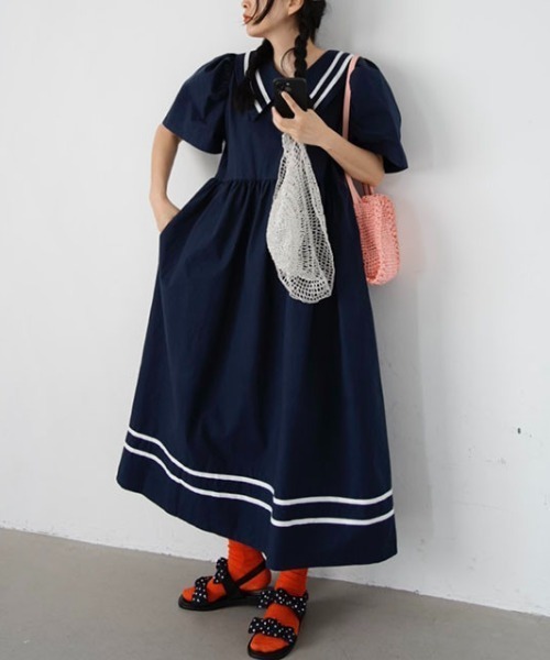 Aelina（エリナ）の「パフスリーブリラックスワンピース（ワンピース・レディース・ホワイト/ネイビー・FREE）」の3枚目の写真