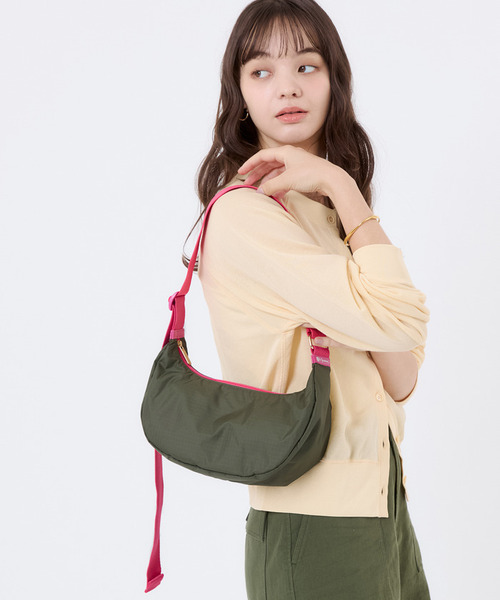 LeSportsac(レスポートサック)の「MED HAMMOCK ADJ BAG アボカド/ベージュピンクウェビング(ショルダーバッグ・レディース・グリーン・FREE)」の1枚目の写真