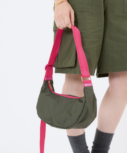 LeSportsac(レスポートサック)の「MED HAMMOCK ADJ BAG アボカド/ベージュピンクウェビング(ショルダーバッグ・レディース・グリーン・FREE)」の10枚目の写真