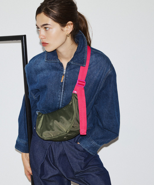 LeSportsac(レスポートサック)の「MED HAMMOCK ADJ BAG アボカド/ベージュピンクウェビング(ショルダーバッグ・レディース・グリーン・FREE)」の2枚目の写真