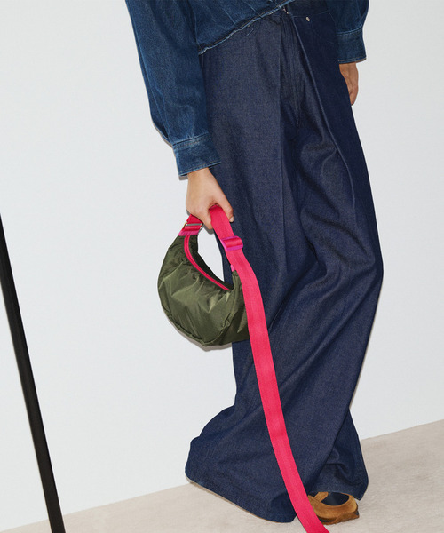 LeSportsac(レスポートサック)の「MED HAMMOCK ADJ BAG アボカド/ベージュピンクウェビング(ショルダーバッグ・レディース・グリーン・FREE)」の3枚目の写真