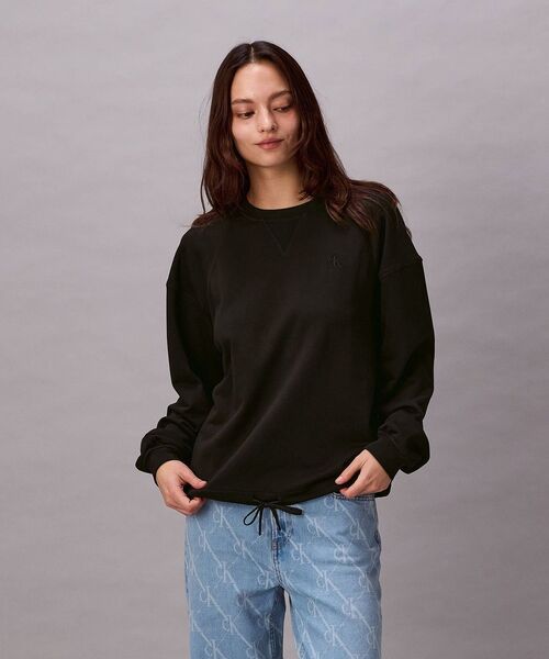 Calvin Klein(カルバン・クライン)の「モノグラムロングスリーブテリースウェットシャツ(スウェット・レディース・ブラック/ホワイト系その他7・S/XS/M)」の1枚目の写真
