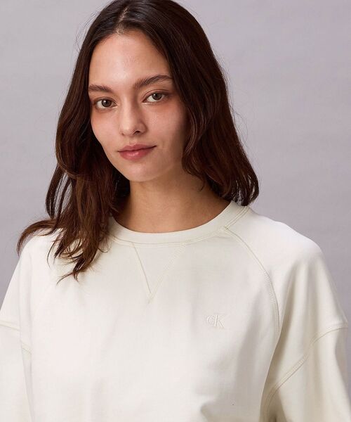 Calvin Klein(カルバン・クライン)の「モノグラムロングスリーブテリースウェットシャツ(スウェット・レディース・ブラック/ホワイト系その他7・S/XS/M)」の8枚目の写真