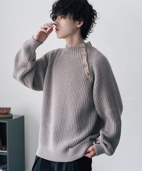 Rocky Monroe（ロッキーモンロー）の「オーバーサイズモックネックショルダーボタン畦編みニットセーター（ニット/セーター・メンズ・グレー/ブラウン/ブラック/チャコール・XL/L/M）」の2枚目の写真
