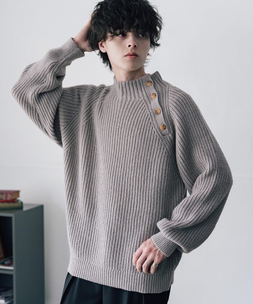 Rocky Monroe（ロッキーモンロー）の「オーバーサイズモックネックショルダーボタン畦編みニットセーター（ニット/セーター・メンズ・グレー/ブラウン/ブラック/チャコール・XL/L/M）」の13枚目の写真