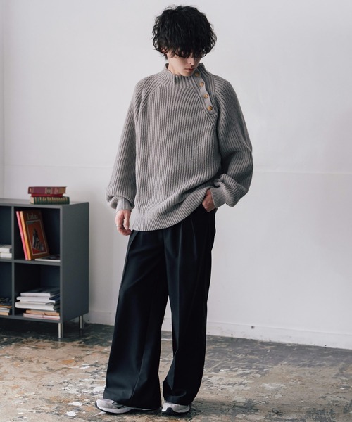 Rocky Monroe（ロッキーモンロー）の「オーバーサイズモックネックショルダーボタン畦編みニットセーター（ニット/セーター・メンズ・グレー/ブラウン/ブラック/チャコール・XL/L/M）」の16枚目の写真