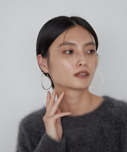 LOUNGEDRESS(ラウンジドレス)の「《金属アレルギー対応/silver925》変形ニュアンスカーブフープピアス(ピアス(両耳用)・レディース・シルバー・FREE)」の2枚目の写真
