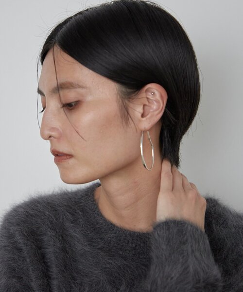 LOUNGEDRESS(ラウンジドレス)の「《金属アレルギー対応/silver925》変形ニュアンスカーブフープピアス(ピアス(両耳用)・レディース・シルバー・FREE)」の3枚目の写真