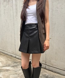 LE CIEL BLEU（ルシェルブルー）の「フェイクレザータックショートショーツ / Faux Leather Tucked Shorts（その他パンツ・レディース）」