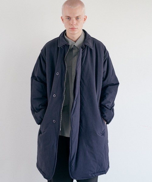 rehacer(レアセル)の「rehacer : Slack Padding Coat / スラックパディングコート(ダウンジャケット/コート・メンズ・ブラック/ネイビー・LARGE/MEDIUM/SMALL)」の2枚目の写真