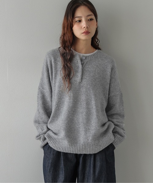 La-gemme(ラジェム)の「ヘンリーネック/ニットプルオーバー/シンプル(ニット/セーター・レディース・ブラウン/ブラック/アイボリー/グレー・フリー)」の3枚目の写真