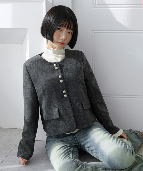 by muni:r(バイ ムニール)の「モーメント ラウンドノーカラージャケット/2026 AW COLLECTION(ノーカラージャケット・レディース・チャコール/ベージュ・FREE)」の1枚目の写真