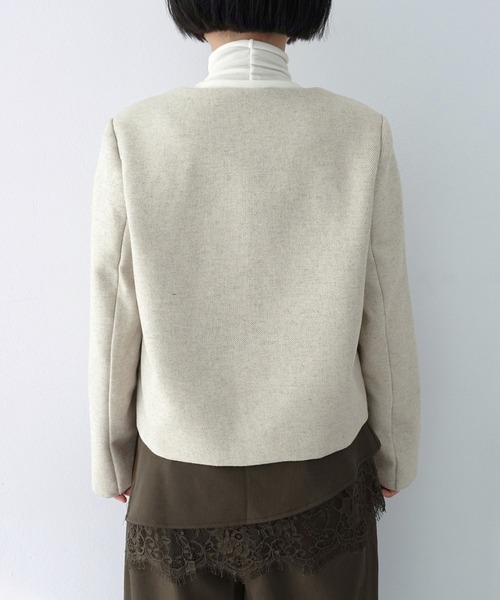 by muni:r(バイ ムニール)の「モーメント ラウンドノーカラージャケット/2026 AW COLLECTION(ノーカラージャケット・レディース・チャコール/ベージュ・FREE)」の18枚目の写真