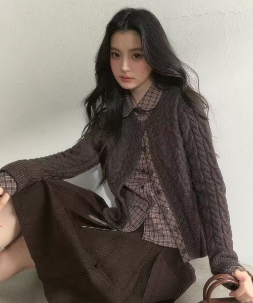 Achic(アシック)の「レイヤードチェックシャツ風ケーブルニットカーディガン(ニット/セーター・レディース・ブラウン/グレー・M)」の1枚目の写真