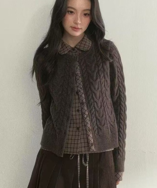 Achic(アシック)の「レイヤードチェックシャツ風ケーブルニットカーディガン(ニット/セーター・レディース・ブラウン/グレー・M)」の16枚目の写真
