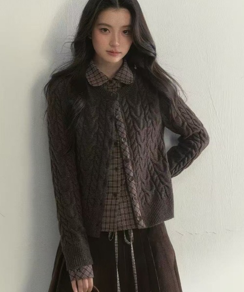 Achic(アシック)の「レイヤードチェックシャツ風ケーブルニットカーディガン(ニット/セーター・レディース・ブラウン/グレー・M)」の17枚目の写真