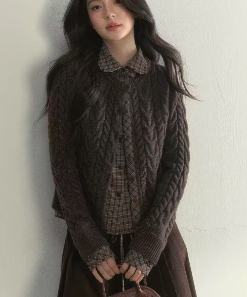 Achic(アシック)の「レイヤードチェックシャツ風ケーブルニットカーディガン(ニット/セーター・レディース・ブラウン/グレー・M)」の12枚目の写真