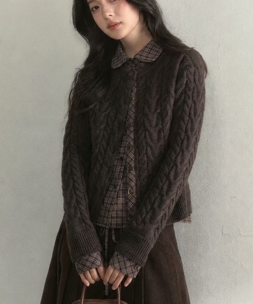 Achic(アシック)の「レイヤードチェックシャツ風ケーブルニットカーディガン(ニット/セーター・レディース・ブラウン/グレー・M)」の3枚目の写真