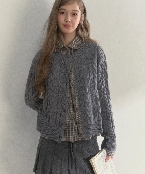 Achic(アシック)の「レイヤードチェックシャツ風ケーブルニットカーディガン(ニット/セーター・レディース・ブラウン/グレー・M)」の5枚目の写真