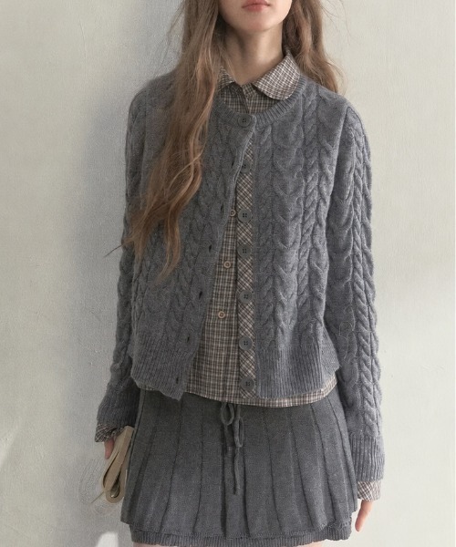 Achic(アシック)の「レイヤードチェックシャツ風ケーブルニットカーディガン(ニット/セーター・レディース・ブラウン/グレー・M)」の7枚目の写真