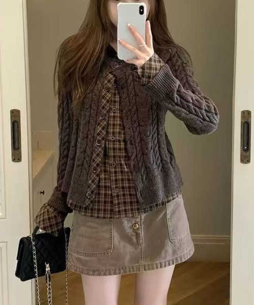Achic(アシック)の「レイヤードチェックシャツ風ケーブルニットカーディガン(ニット/セーター・レディース・ブラウン/グレー・M)」の15枚目の写真