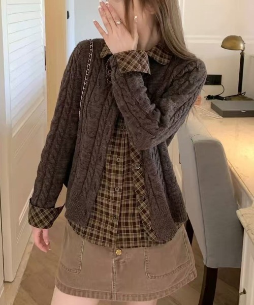 Achic(アシック)の「レイヤードチェックシャツ風ケーブルニットカーディガン(ニット/セーター・レディース・ブラウン/グレー・M)」の10枚目の写真