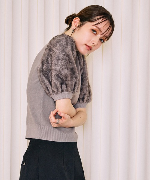 Audie a Muses（オーディアミューズ）の「【モデル美香着用】ファーハーフスリーブニットプルオーバー（ニット/セーター・レディース・オフホワイト/ブラック/グレー・38/42）」の3枚目の写真