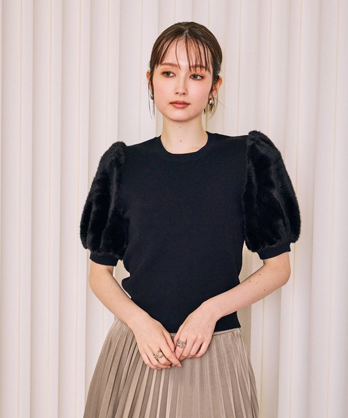Audie a Muses（オーディアミューズ）の「【モデル美香着用】ファーハーフスリーブニットプルオーバー（ニット/セーター・レディース・オフホワイト/ブラック/グレー・38/42）」の2枚目の写真