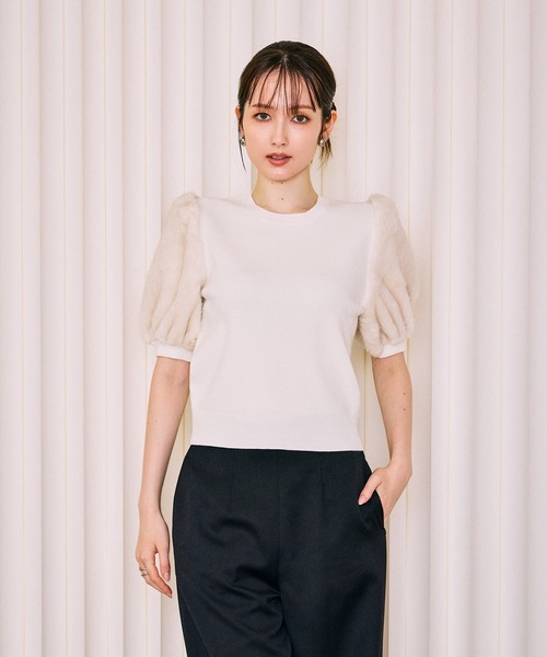 Audie a Muses（オーディアミューズ）の「【モデル美香着用】ファーハーフスリーブニットプルオーバー（ニット/セーター・レディース・オフホワイト/ブラック/グレー・38/42）」の17枚目の写真