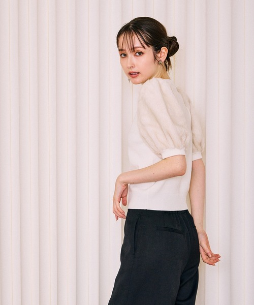 Audie a Muses（オーディアミューズ）の「【モデル美香着用】ファーハーフスリーブニットプルオーバー（ニット/セーター・レディース・オフホワイト/ブラック/グレー・38/42）」の11枚目の写真