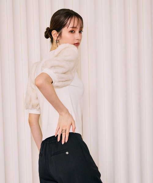 Audie a Muses（オーディアミューズ）の「【モデル美香着用】ファーハーフスリーブニットプルオーバー（ニット/セーター・レディース・オフホワイト/ブラック/グレー・38/42）」の13枚目の写真