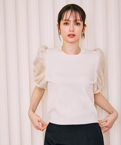 Audie a Muses（オーディアミューズ）の「【モデル美香着用】ファーハーフスリーブニットプルオーバー（ニット/セーター・レディース・オフホワイト/ブラック/グレー・38/42）」の4枚目の写真