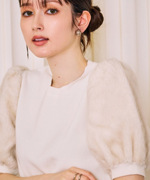 Audie a Muses（オーディアミューズ）の「【モデル美香着用】ファーハーフスリーブニットプルオーバー（ニット/セーター・レディース・オフホワイト/ブラック/グレー・38/42）」の5枚目の写真