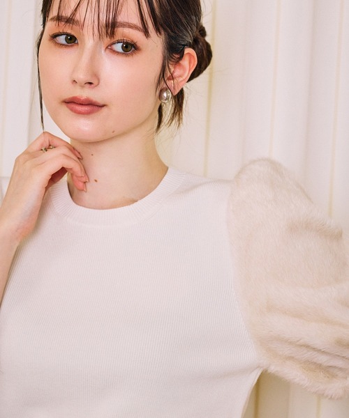 Audie a Muses（オーディアミューズ）の「【モデル美香着用】ファーハーフスリーブニットプルオーバー（ニット/セーター・レディース・オフホワイト/ブラック/グレー・38/42）」の6枚目の写真