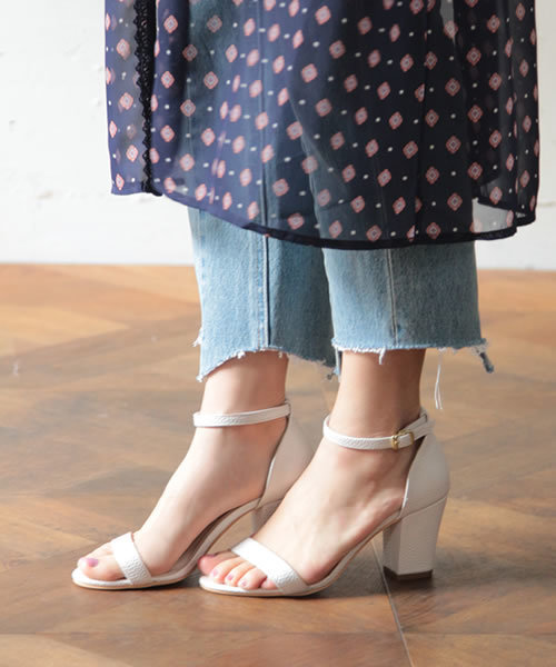 SESTO（セスト）の「チャンキーヒール美脚ストラップサンダル（サンダル・レディース・ブラック/グレイッシュベージュ/ピンクベージュ/ホワイト/グリーン/ライトグレー/シルバー/ネイビー/イエロー/ブラック系その他・24.0cm/23.5cm/22.5cm/22.0cm/23.0cm/24.5cm/25.5cm）」の2枚目の写真