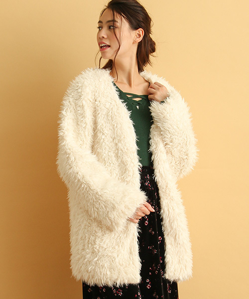 Honeys（ハニーズ）の「冬先まで着こなせるプードルボアジャケット（ノーカラージャケット・レディース・ブラック/アイボリー/ピンク/ベージュ・M/L）」の2枚目の写真