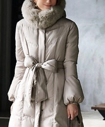 RUIRUE BOUTIQUE（ルイルエブティック）の「フォックスファースリーブコンシャスダウンコート ｜ レディース アウター 羽織 体型カバー 保温 暖かい ロング丈 ロングコート ダウンジャケット リボン ベルト フォックスファー リボンベルト ロールカラー パフスリーブ（ダウンジャケット/コート）」