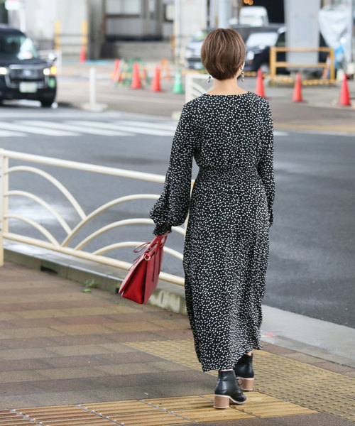 coca(coca)(コカ)の「スリットネック変形ドット柄フレアワンピース(ワンピース・レディース・ブラック・ONE SIZE)」の5枚目の写真