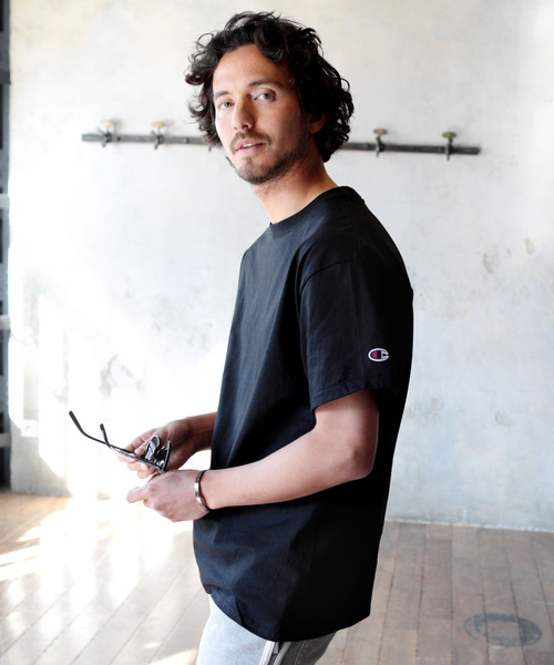 Champion(チャンピオン)の「Champion チャンピオン 無地 ベーシック クルーネック 半袖Tシャツ(Tシャツ/カットソー・メンズ・ホワイト/ダークグリーン/レッド/ロイヤルブルー/ブラック/ネイビー/ゴールド/チャコール/グレー/マルーン・M/XL/L)」の2枚目の写真