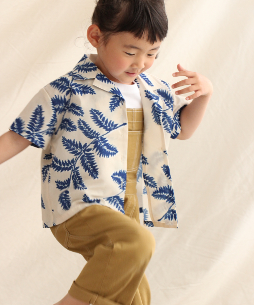 LOWRYS FARM(ローリーズファーム)の「リーフプリントシャツS/S 839893(シャツ/ブラウス・キッズ・チャコールグレー/ベージュ/ピンク・100/110/120)」の2枚目の写真