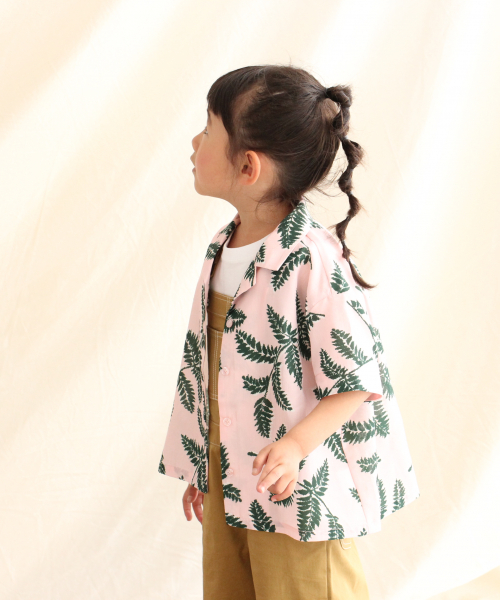 LOWRYS FARM(ローリーズファーム)の「リーフプリントシャツS/S 839893(シャツ/ブラウス・キッズ・チャコールグレー/ベージュ/ピンク・100/110/120)」の3枚目の写真