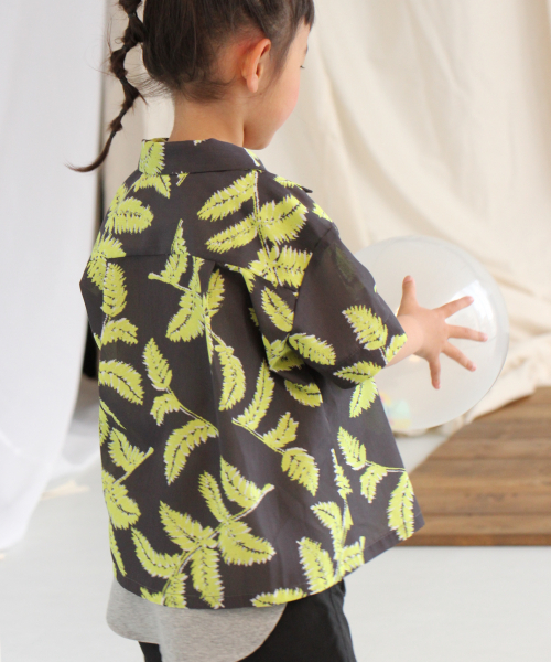 LOWRYS FARM(ローリーズファーム)の「リーフプリントシャツS/S 839893(シャツ/ブラウス・キッズ・チャコールグレー/ベージュ/ピンク・100/110/120)」の1枚目の写真