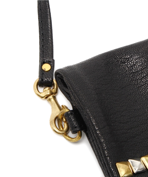 Ray BEAMS（レイビームス）の「MASTER&Co. / スタッズ クラッチバッグ（クラッチバッグ・レディース・ホワイト/ブラック・ONE SIZE）」の4枚目の写真