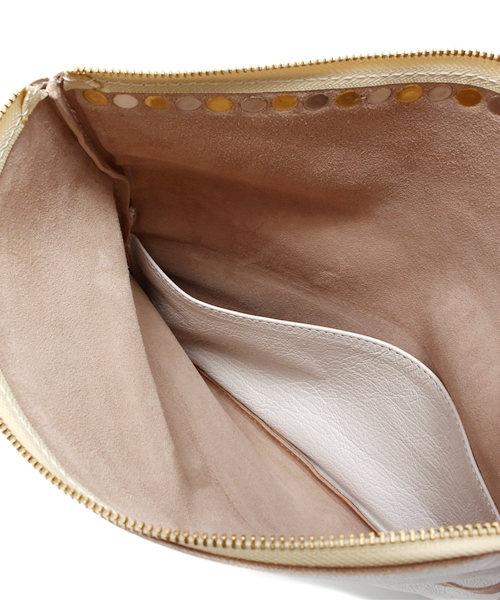 Ray BEAMS（レイビームス）の「MASTER&Co. / スタッズ クラッチバッグ（クラッチバッグ・レディース・ホワイト/ブラック・ONE SIZE）」の7枚目の写真