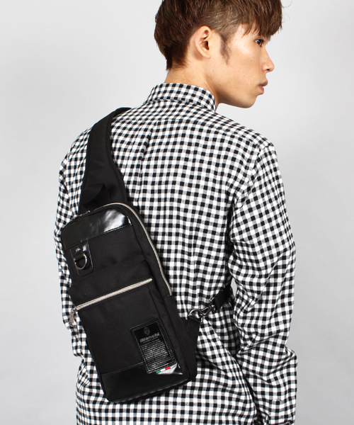 UNION STATION(ユニオンステーション)の「Bianchi×PACIFIC STATE BODY BAG(ショルダーバッグ・メンズ・ブラック/ネイビー/レッド/ブルー系その他・FREE)」の2枚目の写真