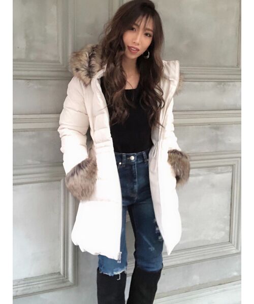 RESEXXY（リゼクシー）の「フード付きロングダウンコート（ダウンジャケット/コート・レディース・ベージュ/ブラック/ホワイト・MEDIUM/SMALL）」の15枚目の写真