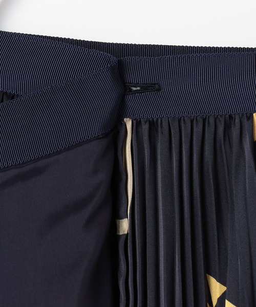 Sacai(サカイ)の「SACAI / プリントプリーツスカート(スカート・レディース・インディゴブルー/ダークブラック・0/1)」の6枚目の写真